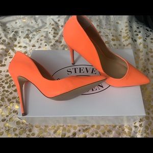 Steve Madden coral daisie pump